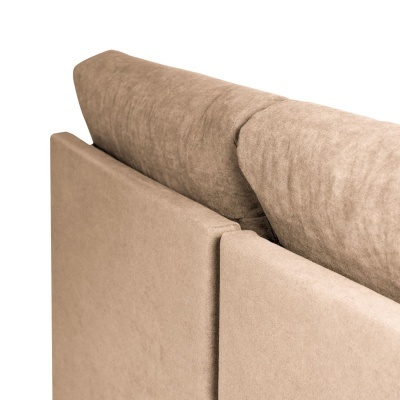 Sofá castanho claro com encosto almofadado e estrutura lateral lisa