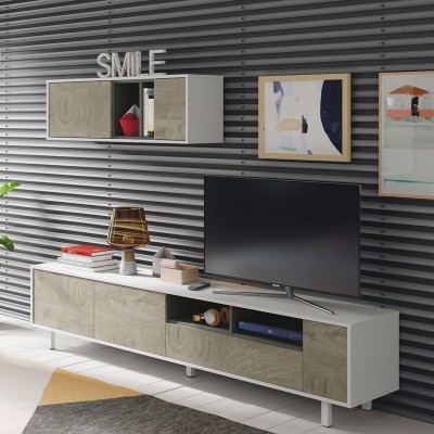 Móvel TV branco com portas cinza, televisão, candeeiro âmbar, prateleira suspensa com letras SMILE, parede cinza com texturas e quadros