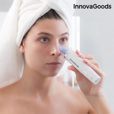 Dispositivo branco da InnovaGoods para tratamento facial usado por mulher com toalha na cabeça