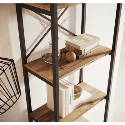 Estante de madeira com estrutura preta, livros e decoração com vaso e esfera.