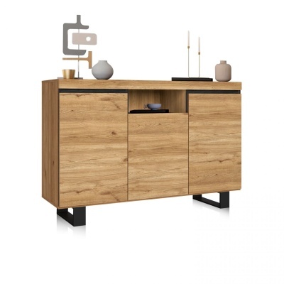 Aparador moderno de madeira clara com três portas e pernas pretas