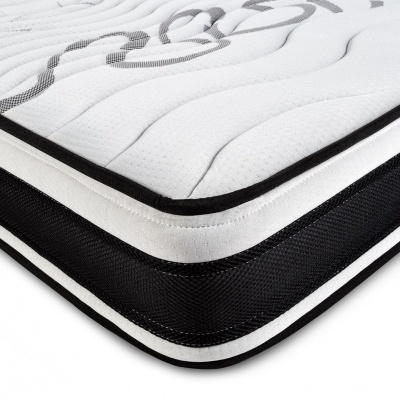 Colchão branco com laterais pretas e padrão acolchoado