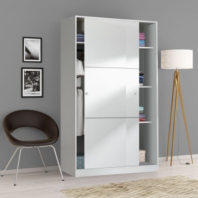 Roupeiro branco moderno com porta deslizante e prateleiras laterais recheadas