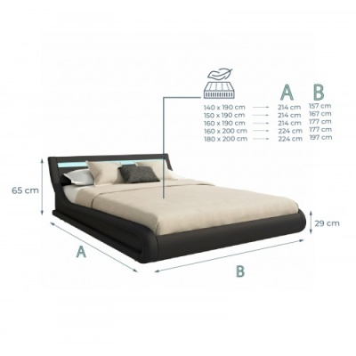 Cama preta moderna com cabeceira estofada e almofadas sobre colchão bege