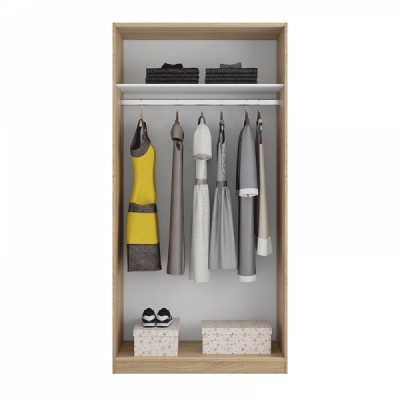 Roupeiro de madeira com roupas penduradas e caixas decorativas no interior