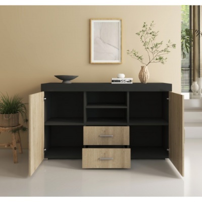 Móvel de arrumação preto com portas e gavetas em madeira clara abertas e fechadas em sala minimalista