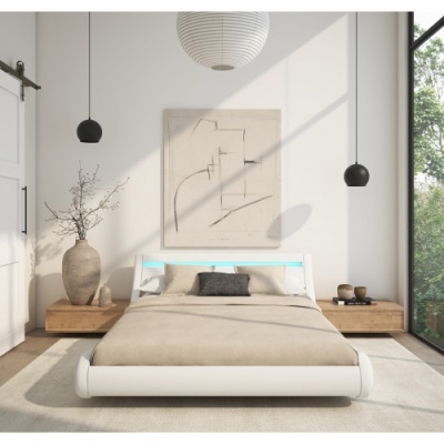 Quarto moderno com cama branca e roupa bege, criada-mudos de madeira, abajures pretos e decoração minimalista