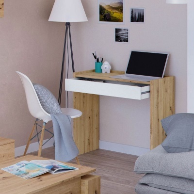 secretária de madeira clara com gaveta branca, cadeira branca, candeeiro de pé e portátil