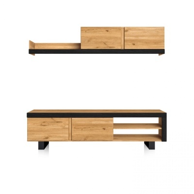 Conjunto de móveis de madeira carvalho claro e preto para sala, com móvel suspenso e mesa de apoio.