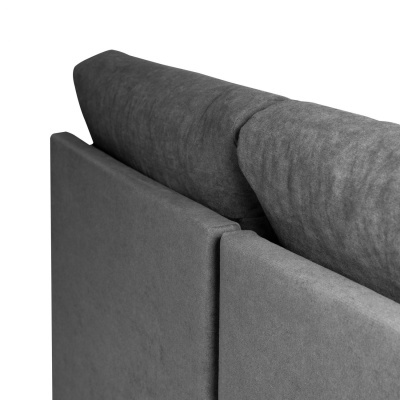 Sofá cinza com almofadas de encosto em tecido