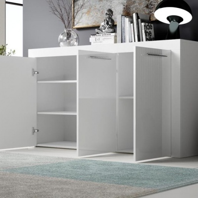 Móvel branco de duas portas aberto com prateleiras, lampada e objetos decorativos em cima