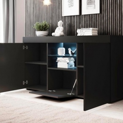 Aparador preto moderno com portas abertas mostrando prateleiras internas