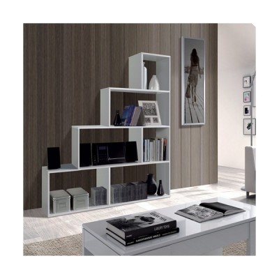 Estante branca escalonada com livros e decoração num ambiente interior moderno