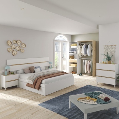 Quarto moderno com cama, roupeiro, cómoda e mesa de centro em madeira clara e decoração neutra