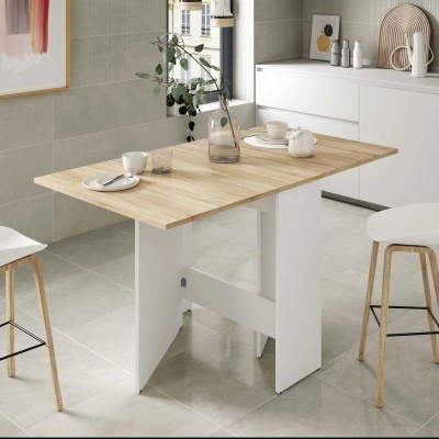 Mesa de madeira clara com bancos altos brancos numa cozinha moderna com azulejos cinza