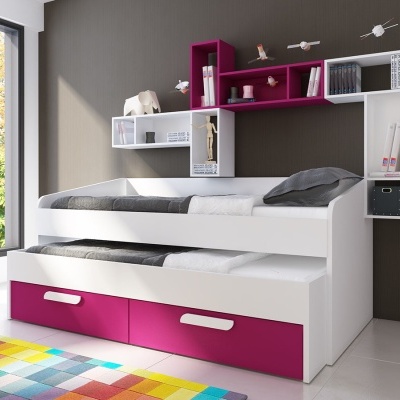 Cama dupla branca com gavetas cor de rosa, prateleiras suspensas brancas e cor de rosa, almofadas e decoração em quarto moderno