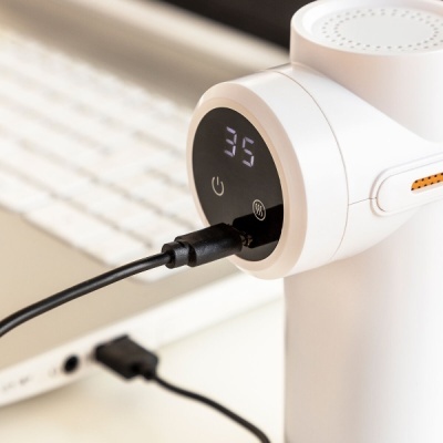 Dispositivo eletrónico branco com visor digital e cabo USB