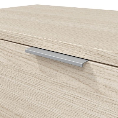 Móvel de madeira clara com puxador metálico prateado