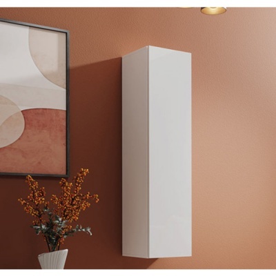 Móvel de parede branco alto numa sala com parede cor de ferrugem