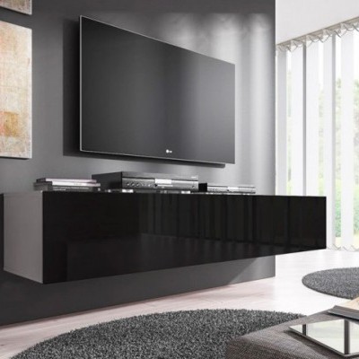 Móvel suspenso preto com TV montada na parede e eletrónicos, tapete cinzento redondo, cortinas brancas.