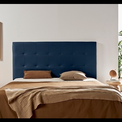 Cama com cabeceira azul, roupas castanhas, mesas de cabeceira de madeira, quadro e planta