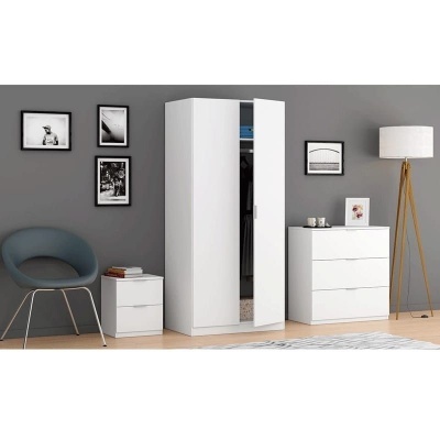 Conjunto de móveis brancos com roupeiro, cómoda e mesa de cabeceira numa sala cinzenta