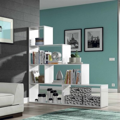 Estante modular branca com livros e objetos decorativos