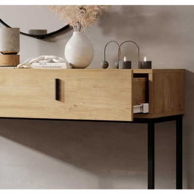 Móvel suspenso de madeira clara com gaveta aberta e decoração