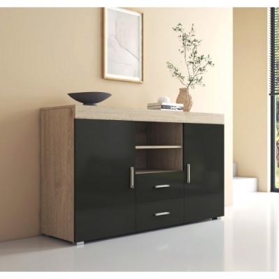 Aparador moderno com portas pretas e estrutura de madeira clara num ambiente interior