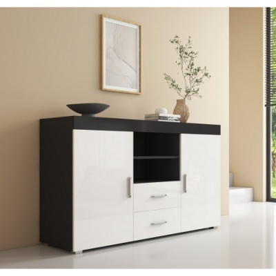 Aparador preto e branco com decoração moderna e vasos em sala clara