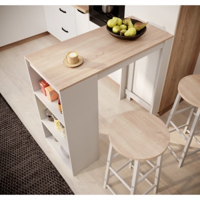 Mesa alta de cozinha em madeira clara com duas banquetas e prateleiras abertas preenchidas por itens