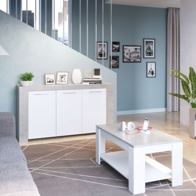 Sala de estar com mesa de centro e aparador brancos, tapete cinza e quadros em parede azul