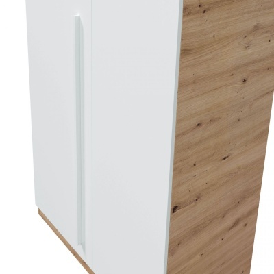 Móvel de cozinha branco com lateral em madeira clara