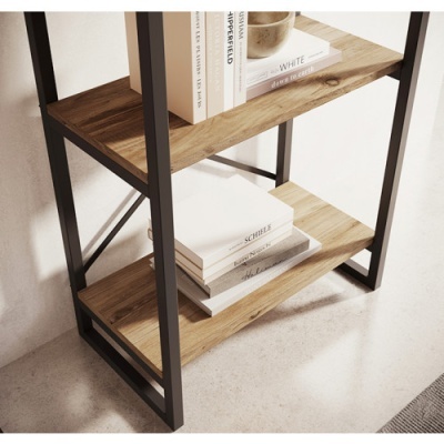 Estante de metal preto com prateleiras de madeira clara e livros