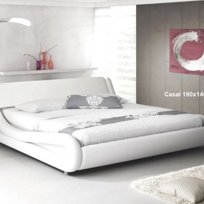 Cama de casal branca moderna com almofadas e tapete branco