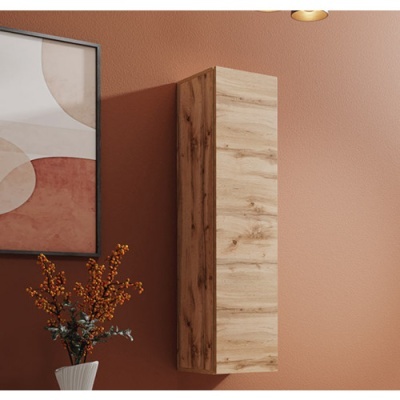 Armário de parede em madeira clara numa parede terracota com vaso e quadro abstrato