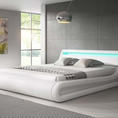 Cama moderna branca curvada com iluminação azul na cabeceira em quarto minimalista