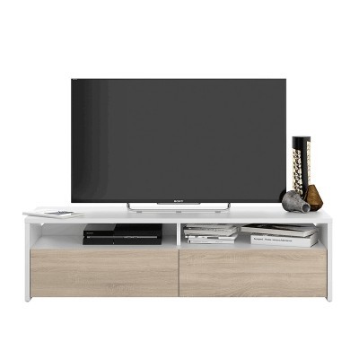 móvel TV branco com gavetas em madeira clara, televisor, livros, caixas e vasos decorativos