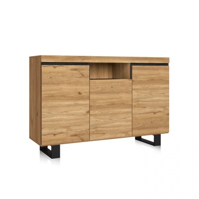 Cómoda de madeira em carvalho claro com duas portas, gaveta central e pés pretos em U invertido