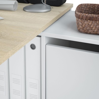 Secretária moderna com superfície de madeira, ficheiros brancos e cesta de vime