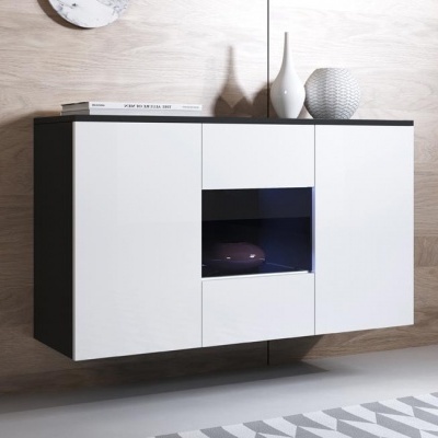 Móvel suspenso preto e branco com vasos brancos e livro no topo