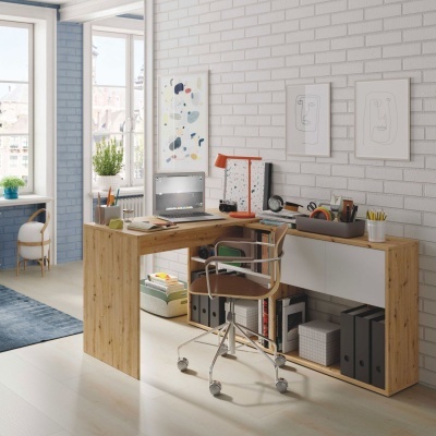 Espaço de escritório com escrivaninha de madeira e cadeira giratória em frente a parede branca de tijolos