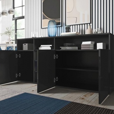 Aparador preto com portas abertas, prateleiras internas, decorado numa sala moderna