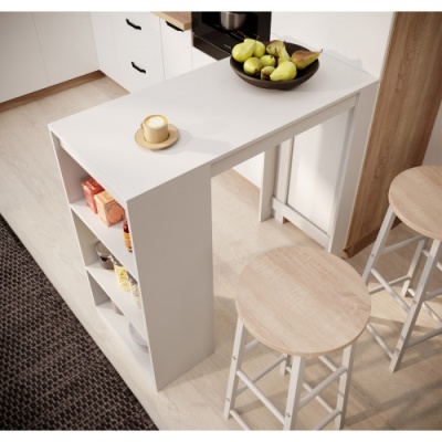 Mesa alta branca com prateleiras, banquetas de madeira clara e tigela preta com pêras verdes