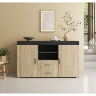 Aparador de madeira clara com tampo e prateleiras pretas decorado com vaso, escultura e livros em sala clara.