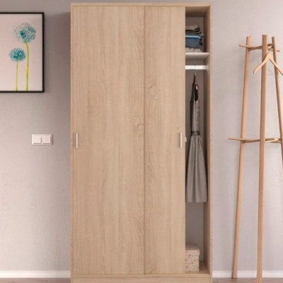 Roupeiro de madeira clara com portas de correr e roupas penduradas