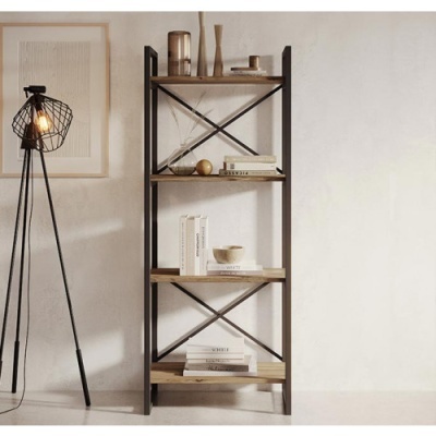 Estante alta em madeira clara com estrutura metálica preta e objetos decorativos sobre as prateleiras