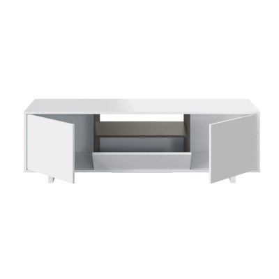 Móvel branco com duas portas e gaveta aberta em fundo branco