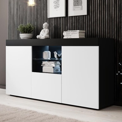 Móvel buffet preto e branco com decoração e parede de ripas escuras