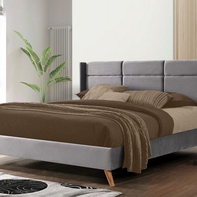 Cama de casal estofada cinza claro com roupa de cama castanha e bege em quarto moderno